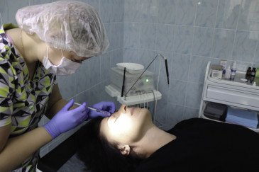 Медик делает инъекцию пациентке